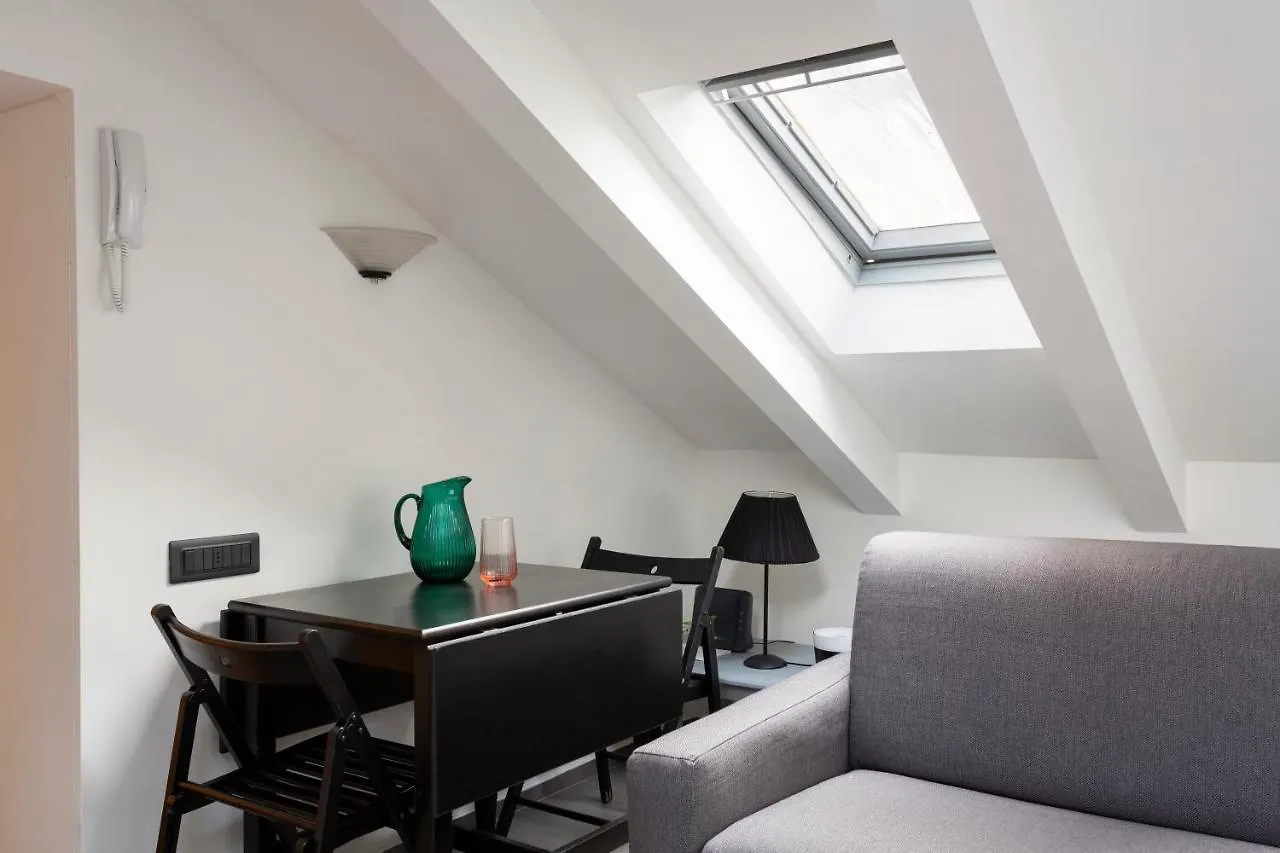 1 Bedroom & 1 Living Room Apt - Duomo 7 Milan Italy