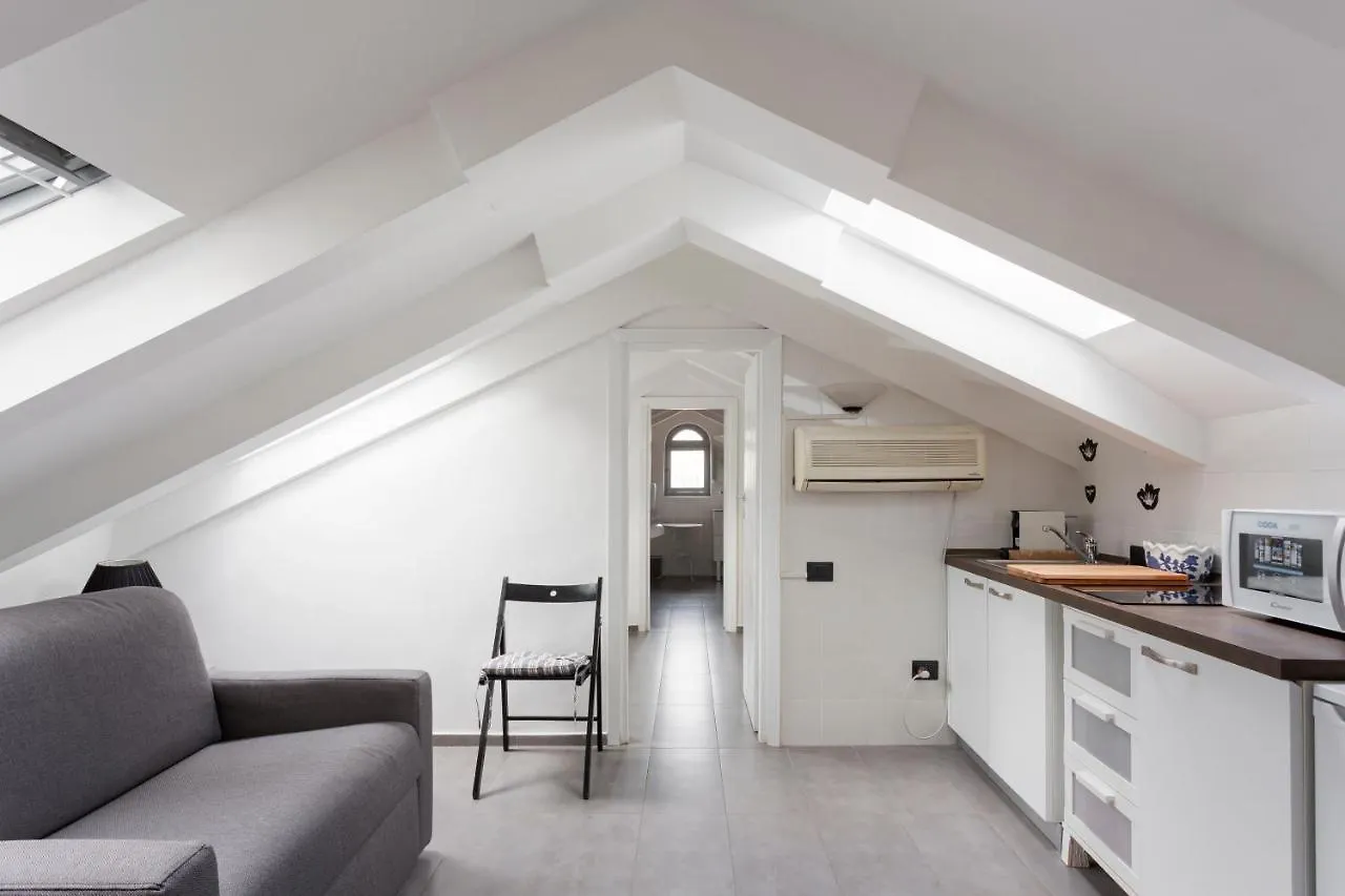 1 Bedroom & 1 Living Room Apt - Duomo 7 Milan Apartment