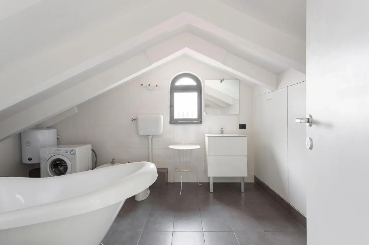 1 Bedroom & 1 Living Room Apt - Duomo 7 Milan Italy