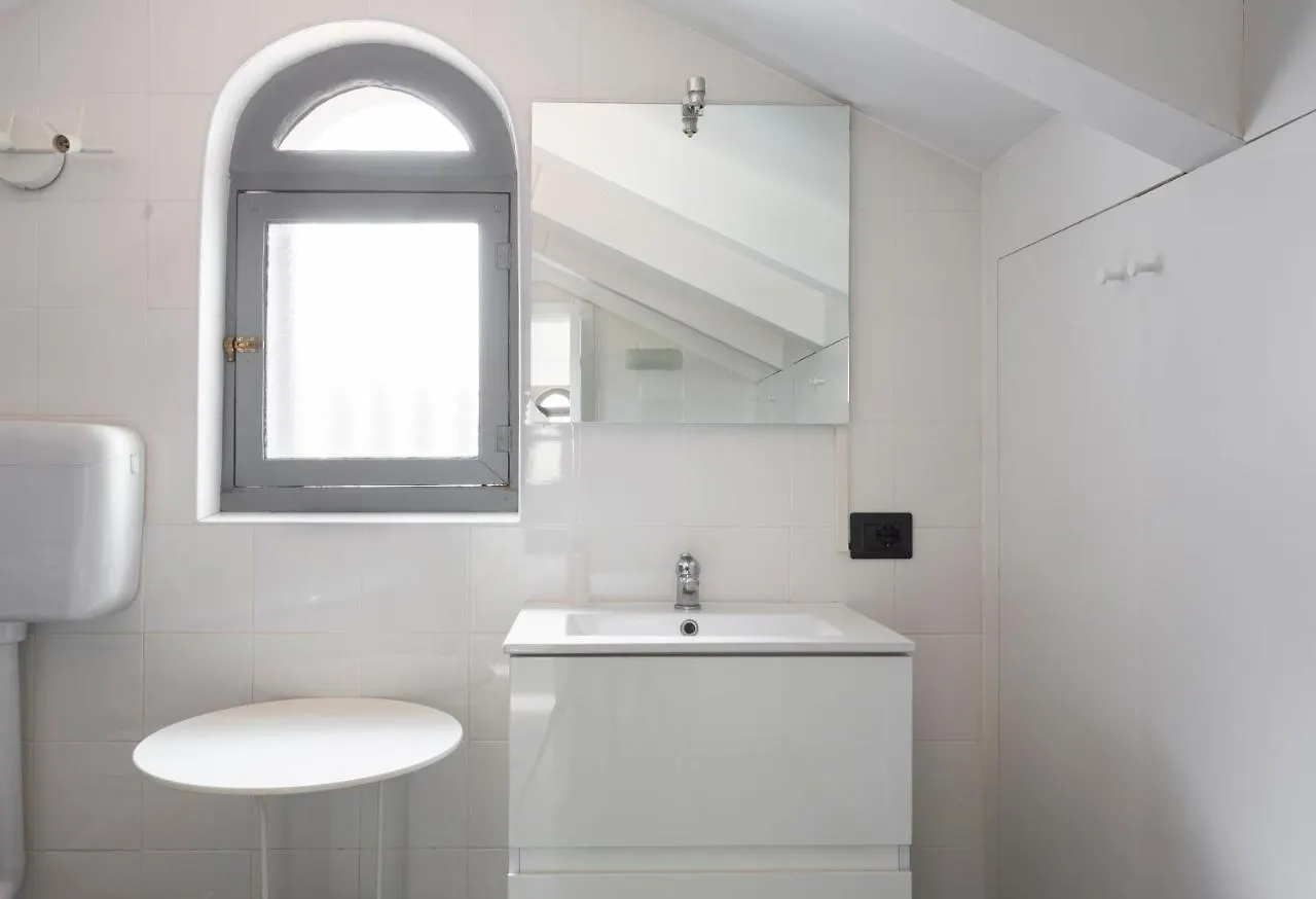 Apartment 1 Bedroom & 1 Living Room Apt - Duomo 7 Milan